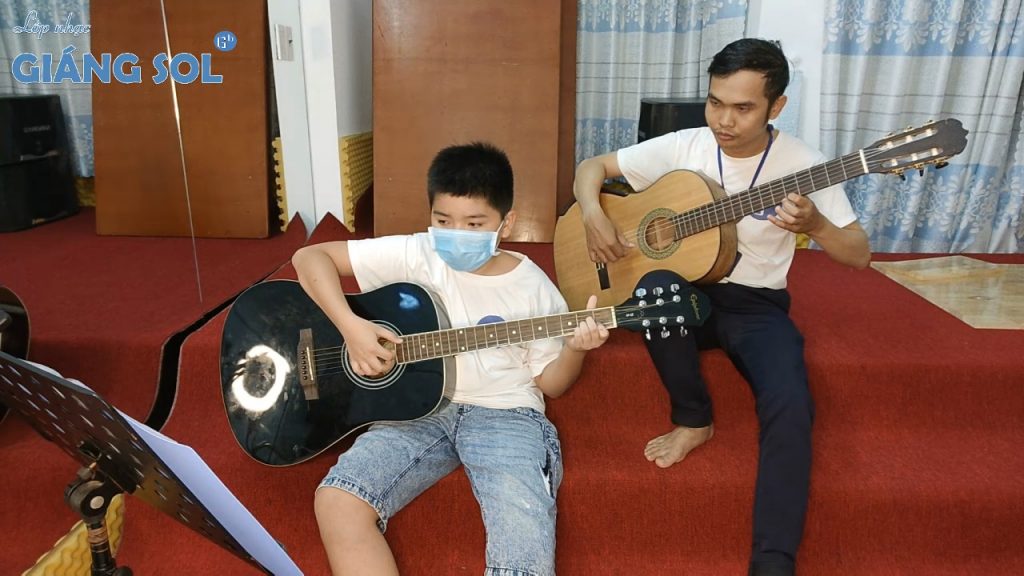 Dạy Đàn Guitar Quận 12 || Anh Còn Nợ Em, lớp học đàn guitar quận 12, trung tâm dạy đàn guitar cơ bản quận 12, dạy đàn guitar đệm hát quận 12