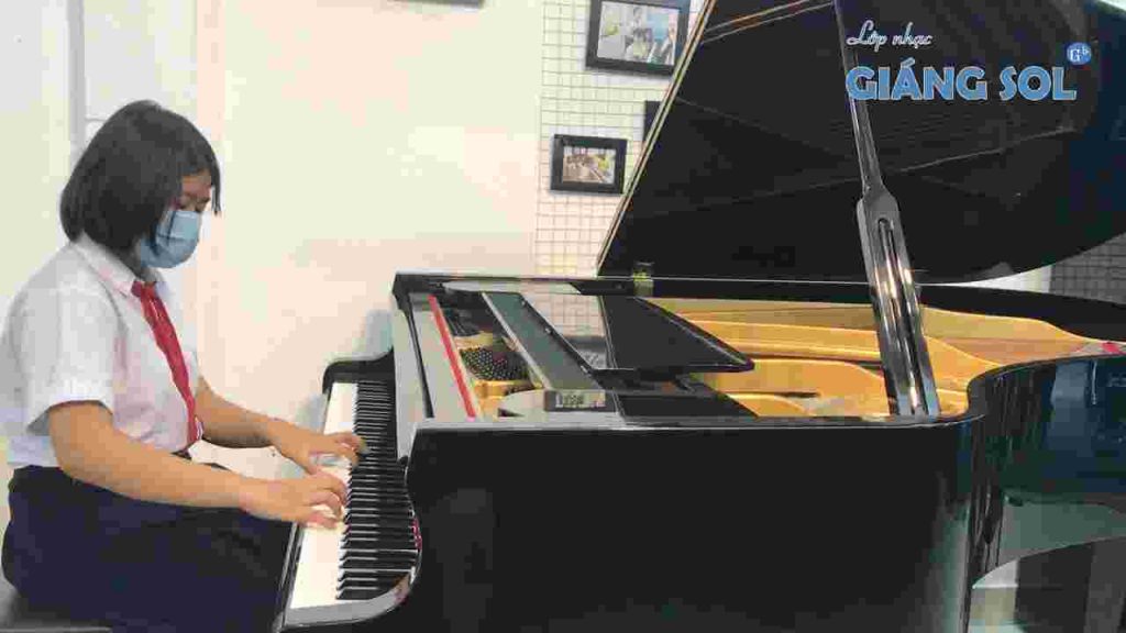 Nếu bạn đang muốn học đàn Piano ở Quận 12, hãy tham gia ngay lớp học tại đây để được hướng dẫn bài bản từ những giáo viên giàu kinh nghiệm. Học Piano giúp bạn phát triển khả năng tư duy logic và sáng tạo, cùng với cảm giác thăng hoa khi được thể hiện tài năng của mình trên những phím đàn thanh thoát.